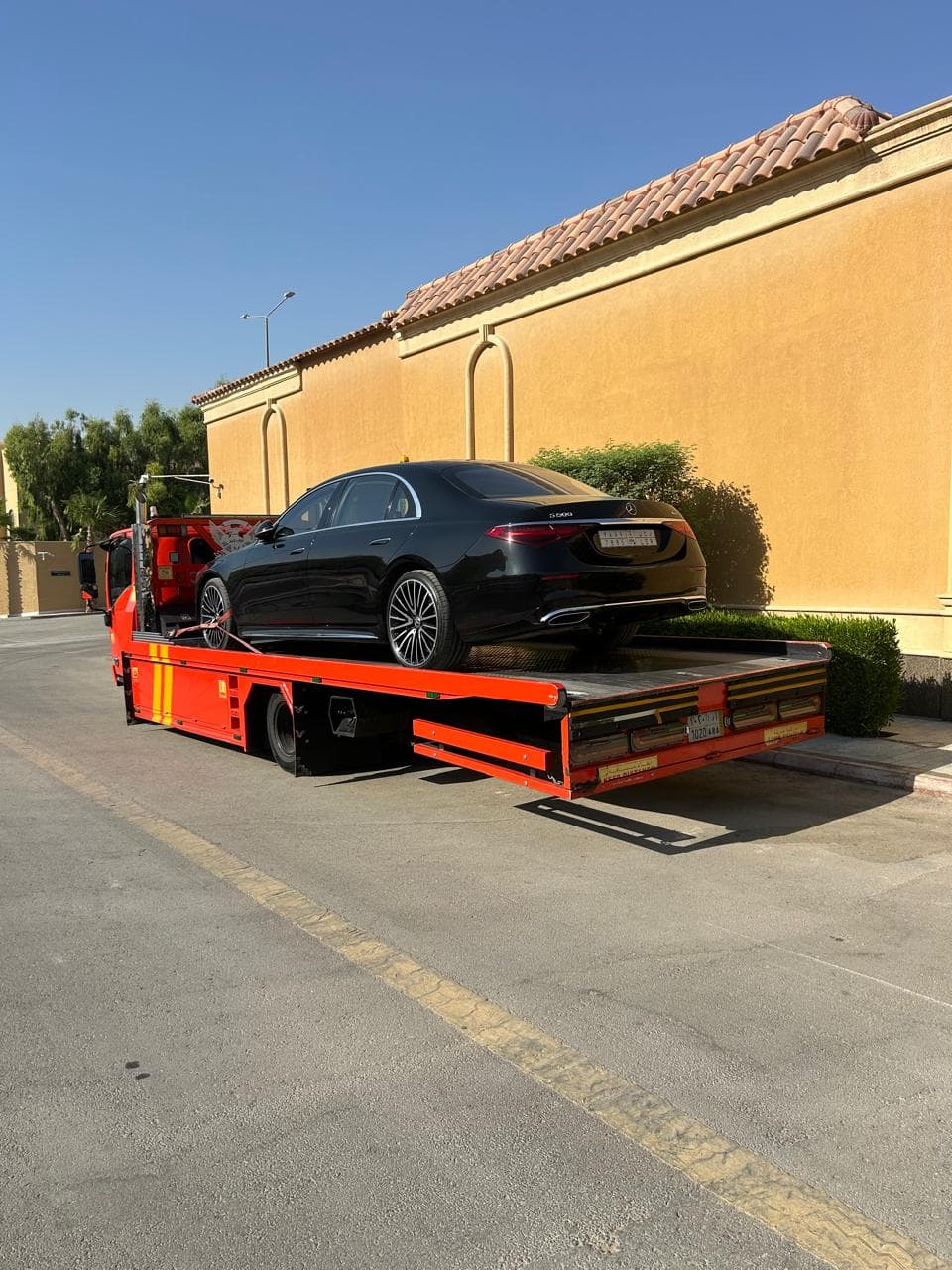 سطحة هيدروليك لنقل سيارة فاخرة